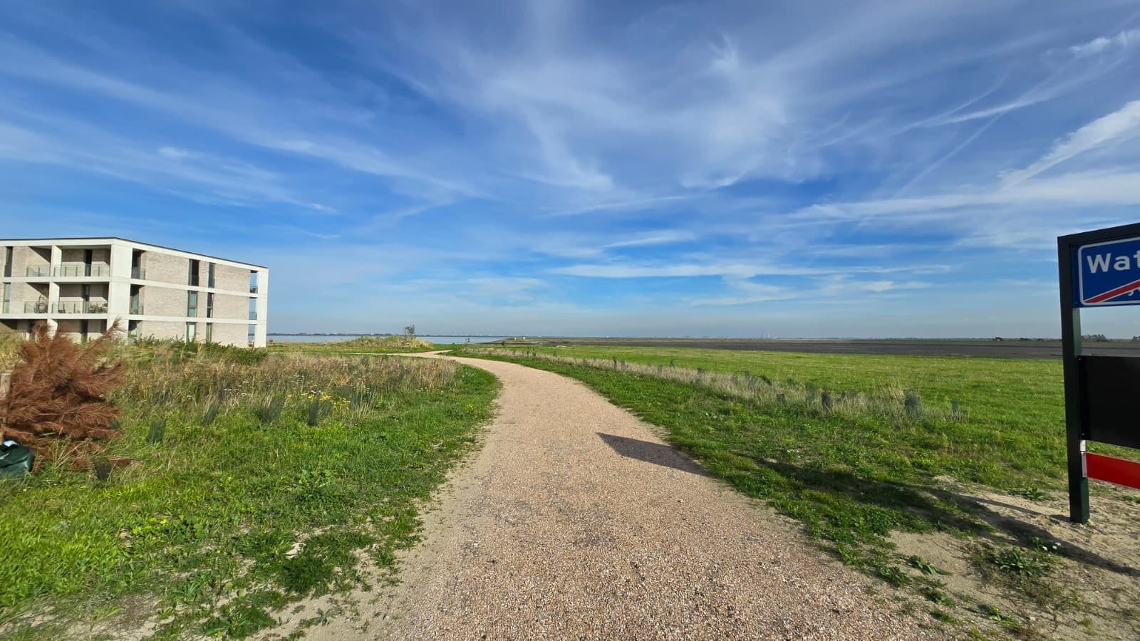 Appartementen aan de Veerdijk met het dijkpad