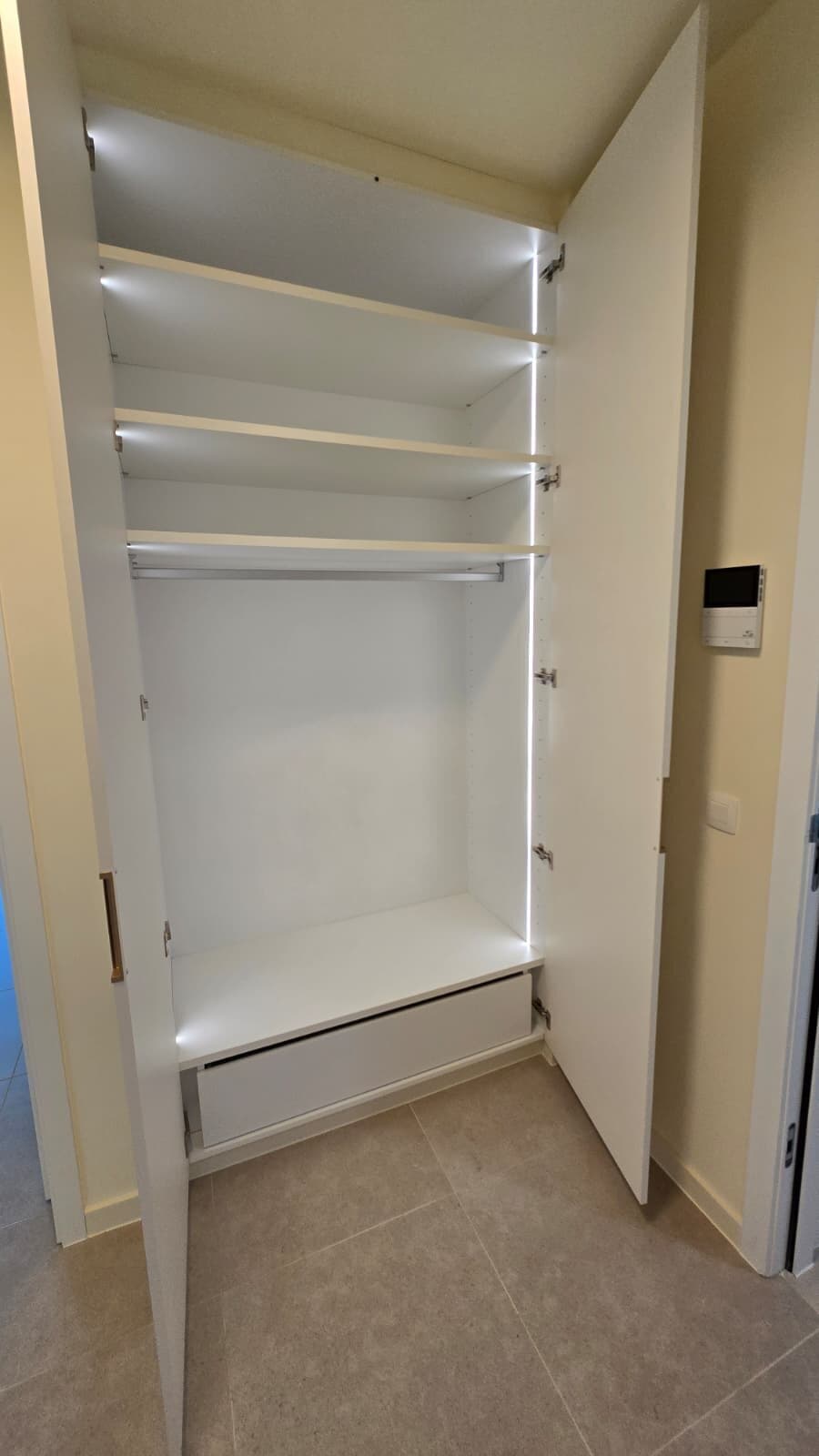 Inbouwkast met ledverlichting in de hal