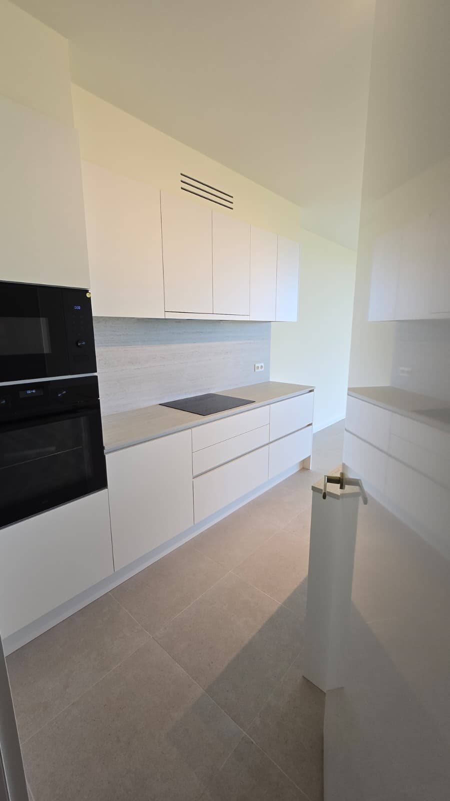 Keukenwand met inductiekookplaat, oven en combimagnetron