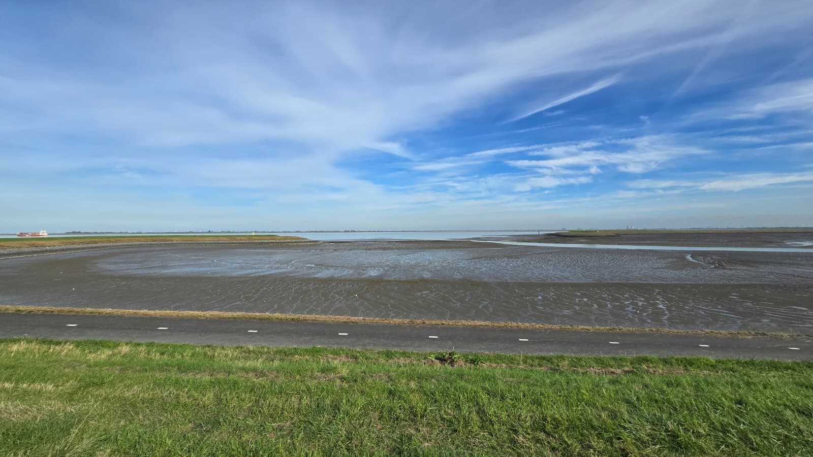 Fietspad langs de zeedijk